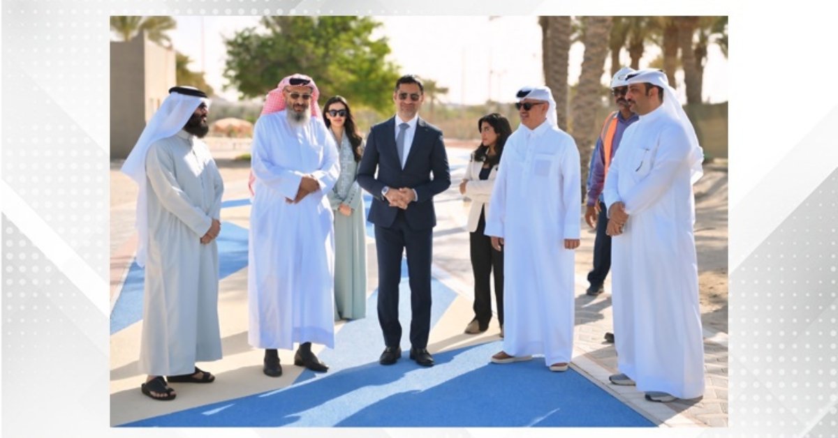 Municipalities Minister inspects Riffa Walkway development project image